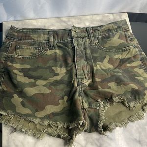 American Eagle High Waisted Festival Shorts - Camo Size 2
